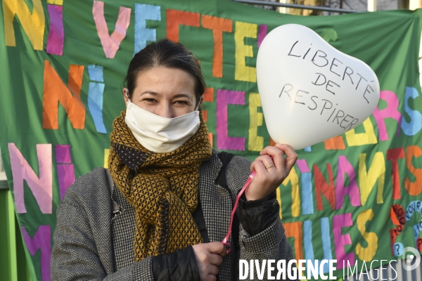 Enfants : Regroupement contre le masque à l école.