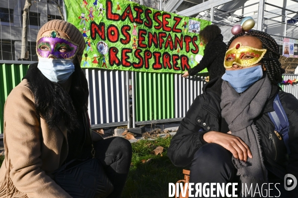 Enfants : Regroupement contre le masque à l école.