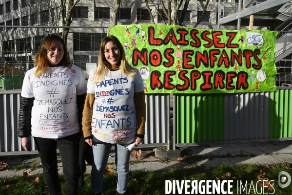 Enfants : Regroupement contre le masque à l école.