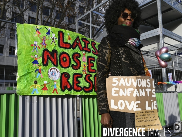 Enfants : Regroupement contre le masque à l école.