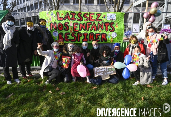 Enfants : Regroupement contre le masque à l école.