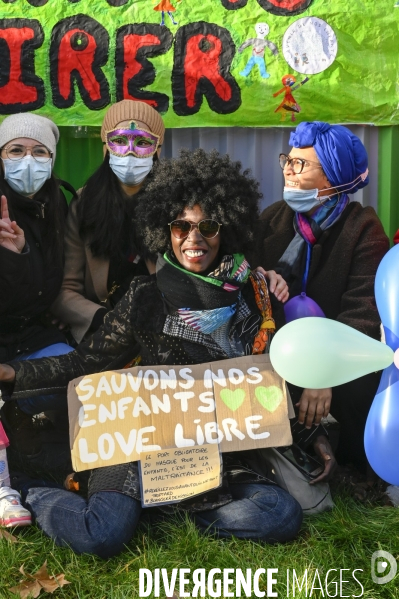 Enfants : Regroupement contre le masque à l école.