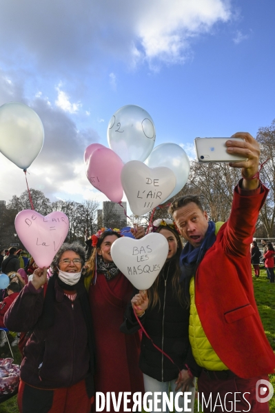 Enfants : Regroupement contre le masque à l école.