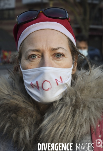 Enfants : Regroupement contre le masque à l école.