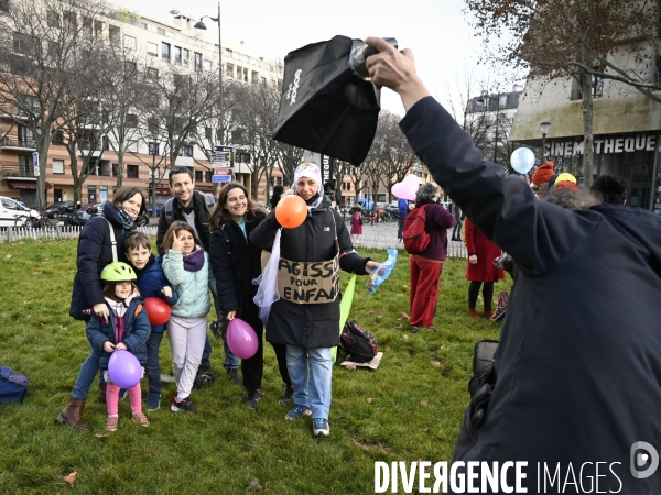 Enfants : Regroupement contre le masque à l école.