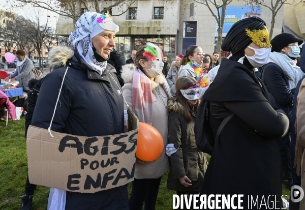 Enfants : Regroupement contre le masque à l école.