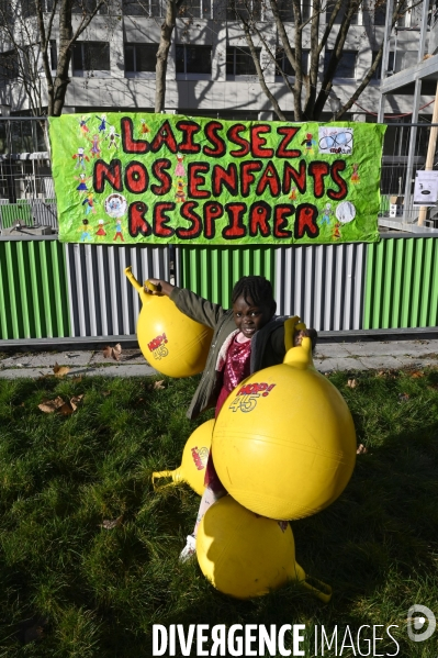 Enfants : Regroupement contre le masque à l école.