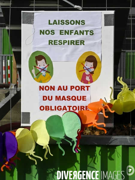 Enfants : Regroupement contre le masque à l école.