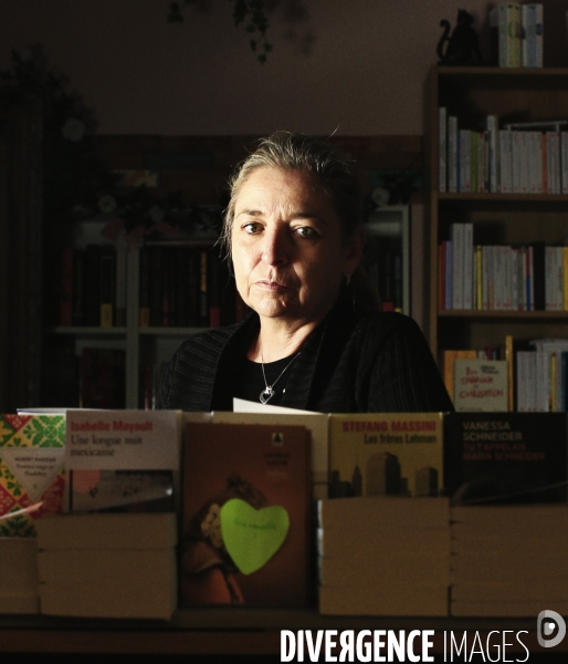 Cannes le 18/11/2020 Florence Kammermann 52 ans libraire . Dans sa librairie  Autour d un Livre.