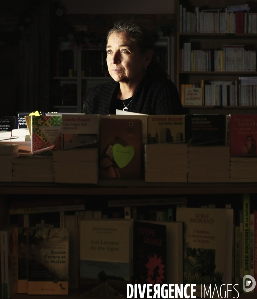 Cannes le 18/11/2020 Florence Kammermann 52 ans libraire . Dans sa librairie  Autour d un Livre.