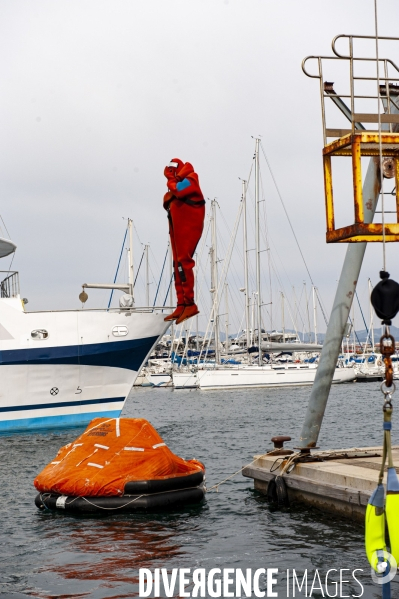 Mer et securite. survival and sailing race.