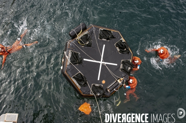 Mer et securite. survival and sailing race.