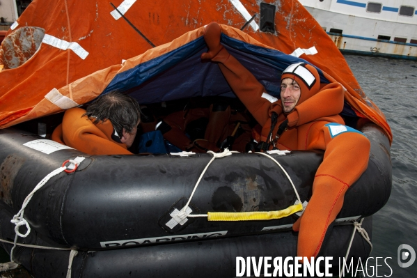 Mer et securite. survival and sailing race.