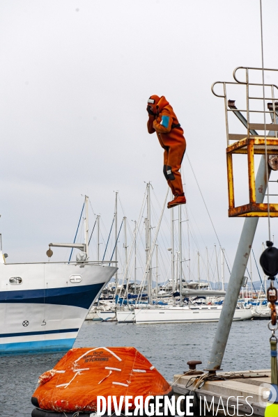 Mer et securite. survival and sailing race.