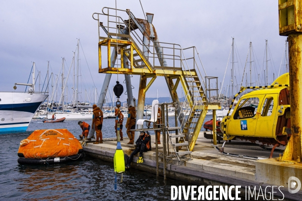 Mer et securite. survival and sailing race.