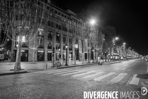 Couvre-feu à Paris pendant la nuit du 1er de l an.