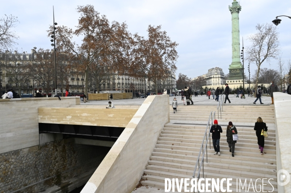 La place de la Bastille s ouvre sur le port de l Arsenal