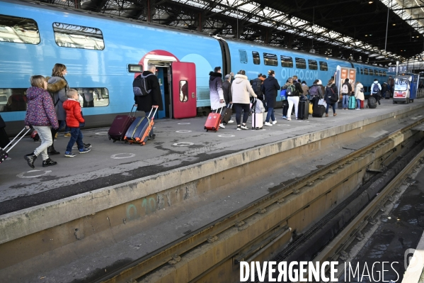 Covid-19. Voyageurs en attente d un train. travelers waiting at a railway station. The Covid-19 Coronavirus pandemic.