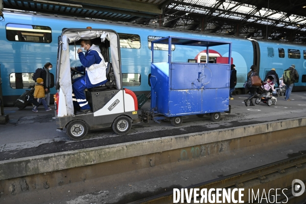 Covid-19. Voyageurs en attente d un train. travelers waiting at a railway station. The Covid-19 Coronavirus pandemic.