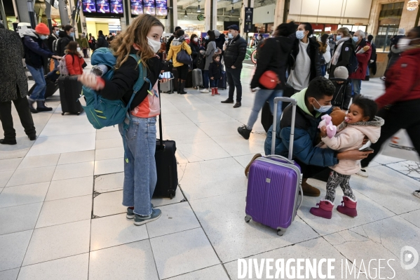 Covid-19. Voyageurs en attente d un train. travelers waiting at a railway station. The Covid-19 Coronavirus pandemic.