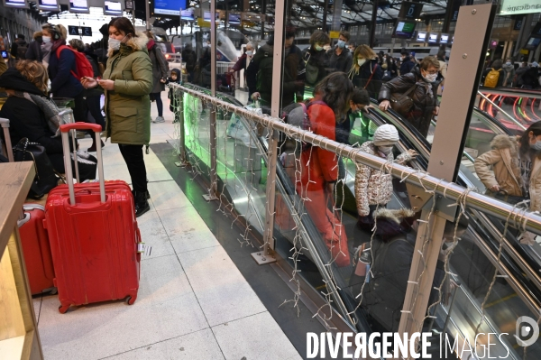 Covid-19. Voyageurs en attente d un train. travelers waiting at a railway station. The Covid-19 Coronavirus pandemic.