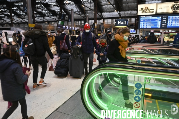 Covid-19. Voyageurs en attente d un train. travelers waiting at a railway station. The Covid-19 Coronavirus pandemic.