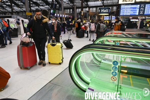 Covid-19. Voyageurs en attente d un train. travelers waiting at a railway station. The Covid-19 Coronavirus pandemic.