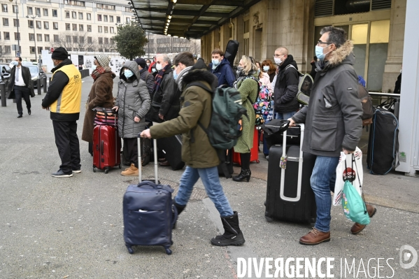 Covid-19. Voyageurs en attente d un train. travelers waiting at a railway station. The Covid-19 Coronavirus pandemic.