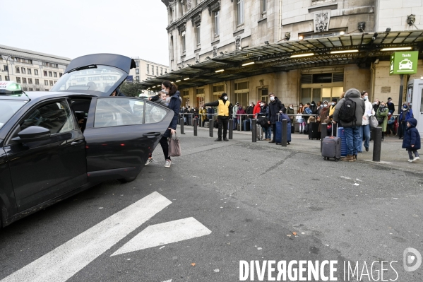 Covid-19. Voyageurs en attente d un train. travelers waiting at a railway station. The Covid-19 Coronavirus pandemic.