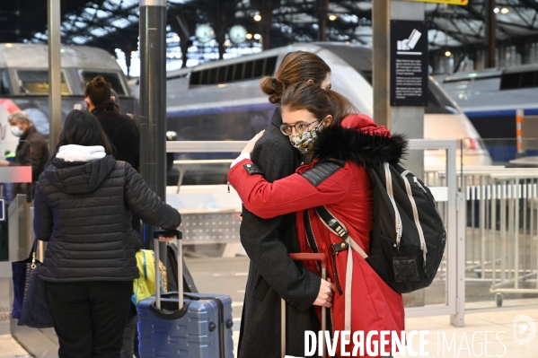 Covid-19. Voyageurs en attente d un train. travelers waiting at a railway station. The Covid-19 Coronavirus pandemic.