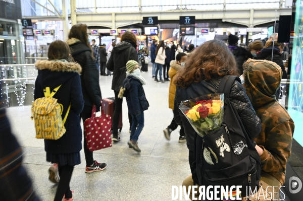 Covid-19. Voyageurs en attente d un train. travelers waiting at a railway station. The Covid-19 Coronavirus pandemic.