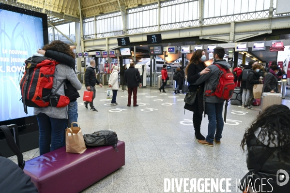 Covid-19. Voyageurs en attente d un train. travelers waiting at a railway station. The Covid-19 Coronavirus pandemic.