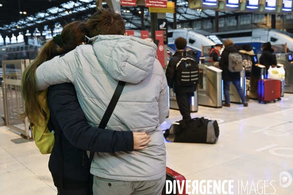 Covid-19. Voyageurs en attente d un train. travelers waiting at a railway station. The Covid-19 Coronavirus pandemic.