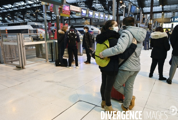 Covid-19. Voyageurs en attente d un train. travelers waiting at a railway station. The Covid-19 Coronavirus pandemic.