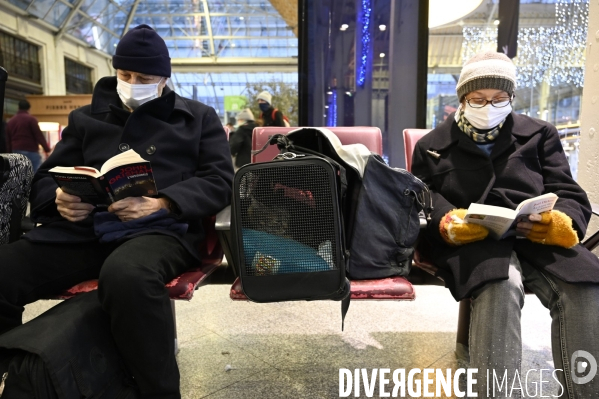 Covid-19. Voyageurs en attente d un train. travelers waiting at a railway station. The Covid-19 Coronavirus pandemic.