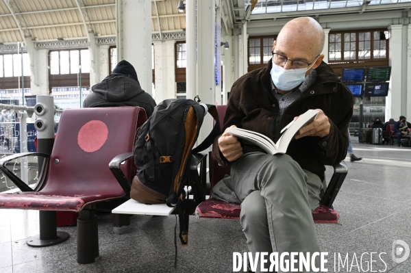 Covid-19. Voyageurs en attente d un train. travelers waiting at a railway station. The Covid-19 Coronavirus pandemic.