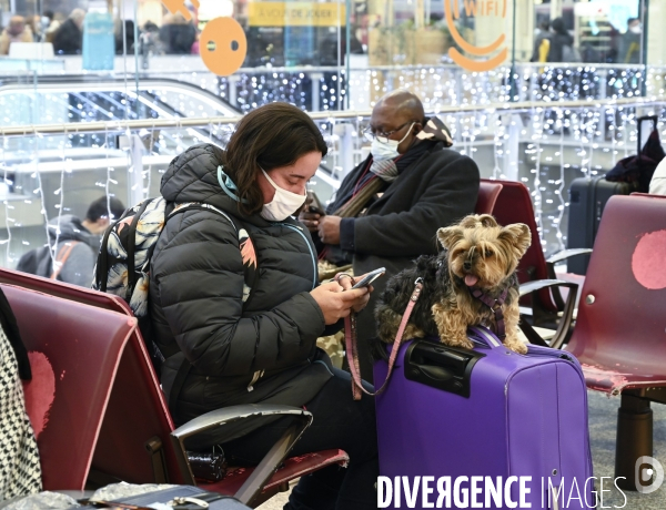 Covid-19. Voyageurs en attente d un train. travelers waiting at a railway station. The Covid-19 Coronavirus pandemic.