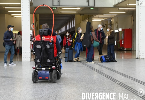 Covid-19. Voyageurs en attente d un train. travelers waiting at a railway station. The Covid-19 Coronavirus pandemic.