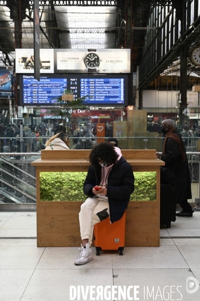 Covid-19. Voyageurs en attente d un train. travelers waiting at a railway station. The Covid-19 Coronavirus pandemic.