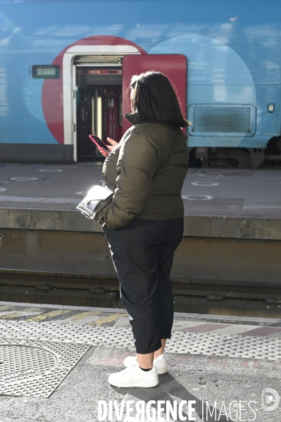 Covid-19. Voyageurs en attente d un train. travelers waiting at a railway station. The Covid-19 Coronavirus pandemic.