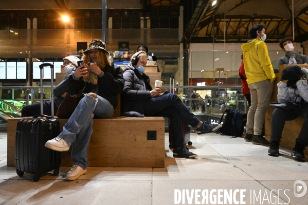 Covid-19. Voyageurs en attente d un train. travelers waiting at a railway station. The Covid-19 Coronavirus pandemic.
