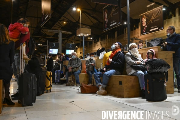 Covid-19. Voyageurs en attente d un train. travelers waiting at a railway station. The Covid-19 Coronavirus pandemic.