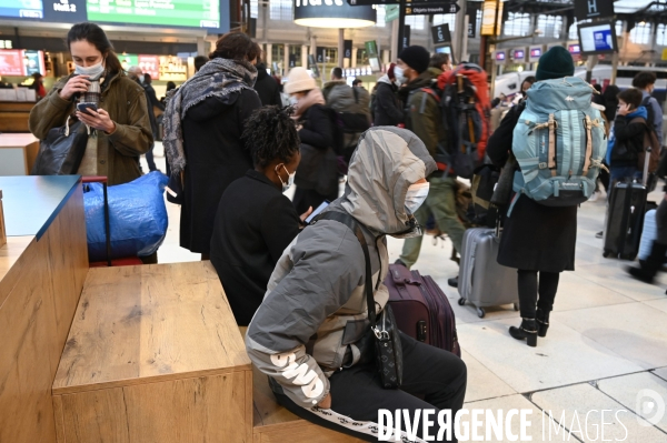 Covid-19. Voyageurs en attente d un train. travelers waiting at a railway station. The Covid-19 Coronavirus pandemic.