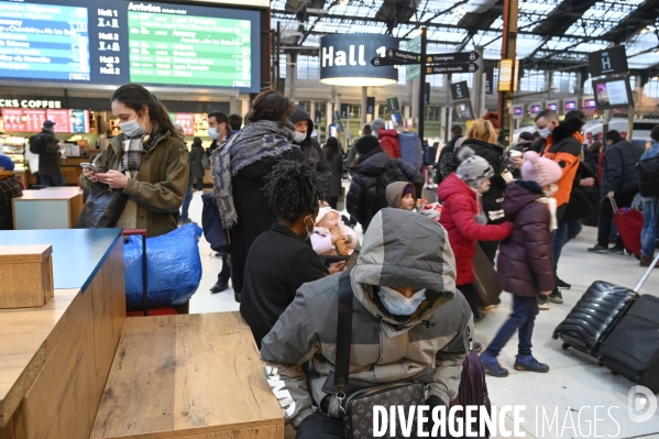 Covid-19. Voyageurs en attente d un train. travelers waiting at a railway station. The Covid-19 Coronavirus pandemic.