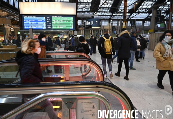 Covid-19. Voyageurs en attente d un train. travelers waiting at a railway station. The Covid-19 Coronavirus pandemic.