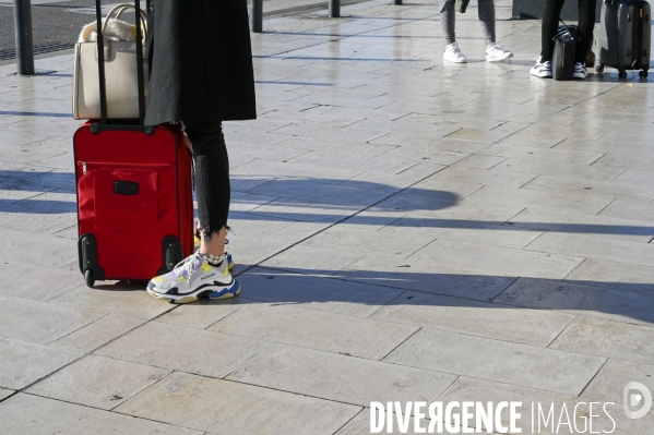 Covid-19. Voyageurs en attente d un train. travelers waiting at a railway station. The Covid-19 Coronavirus pandemic.
