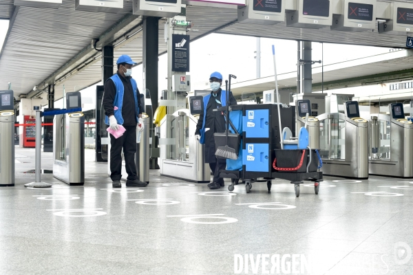 Covid-19. Voyageurs en attente d un train. travelers waiting at a railway station. The Covid-19 Coronavirus pandemic.