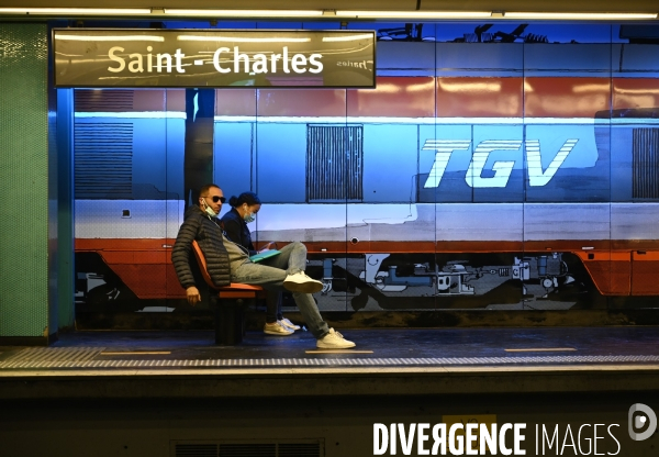 Voyageurs dans un train. travelers in a train.