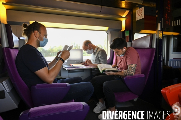 Voyageurs dans un train. travelers in a train.