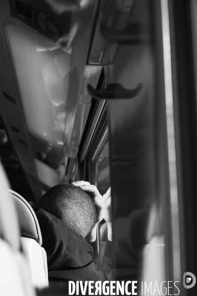 Voyageurs dans un train. travelers in a train.